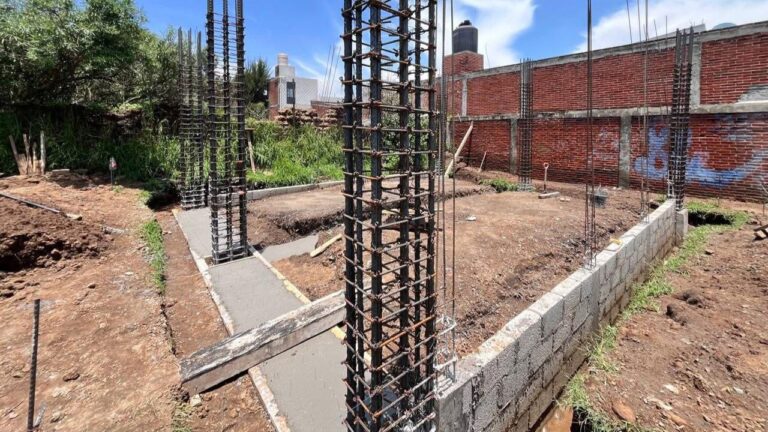 Padres de familia y directivos de Secundaria Técnica 45 piden reparación de barda