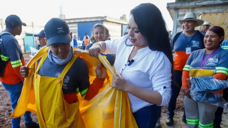 Reafirma Tonantzin Fernández compromiso con personal de Limpia: entregan kits de protección impermeable