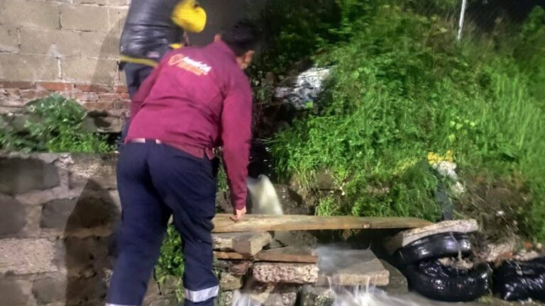 Tiran desechos de construcción y desbordan el Río Zapatero en San Andrés Cholula