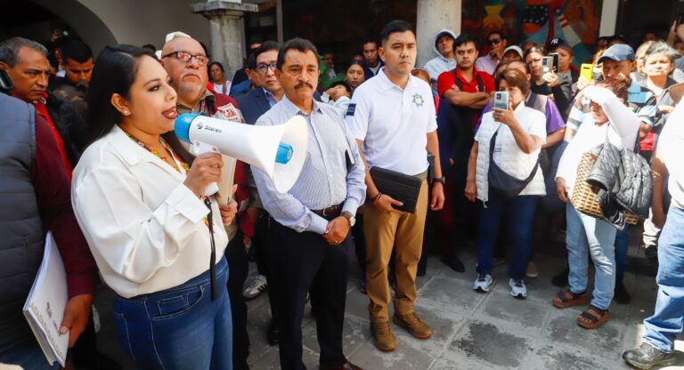 Tonantzin Fernández dialoga con comerciantes del Mercado Cosme del Razo