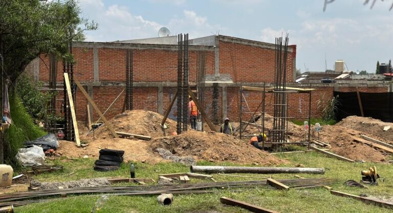 CAPCEE evalúa daño en barda afectada por lluvia en la Secundaria Técnica en Coronango