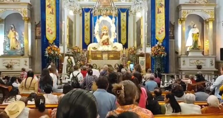 Cientos de feligreses acuden a celebrar a Nuestra Señora del Carmen