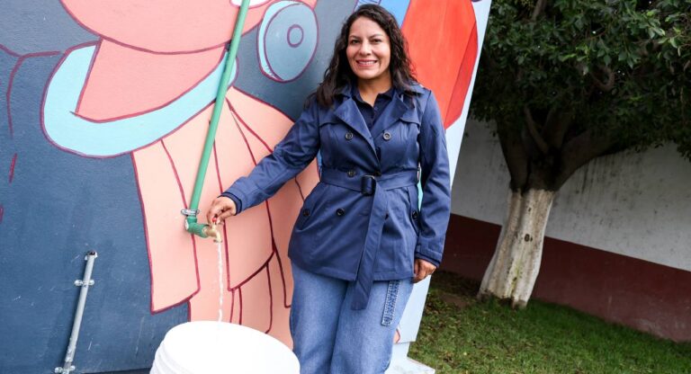 Entrega Lupita Cuautle sistema de captación pluvial a primaria en San Andrés Cholula