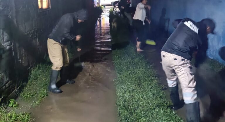 Gobierno de Tonantzin Fernández atiende de inmediato afectaciones por desborde de arroyo en Santa Bárbara Almoloya