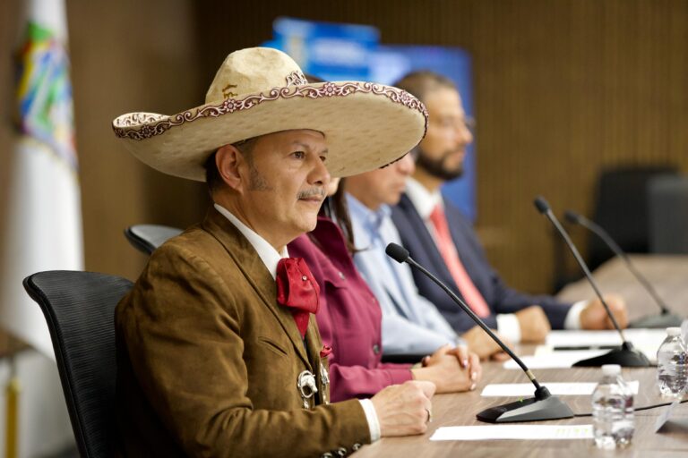 Presenta José Luis Figueroa programas de apoyo para estudiantes de la zona sur