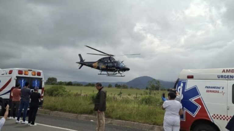 Diferentes áreas del Gobierno del Estado atienden accidente en la México-Tuxpan