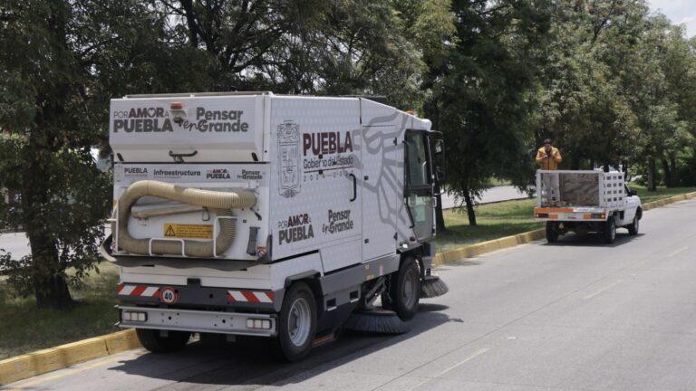 Intensifica Gobierno Estatal barrido mecánico en Puebla Capital para mejorar imagen urbana