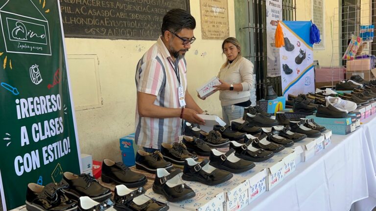 Feria de Regreso a Clases se traslada a las puertas del palacio municipal