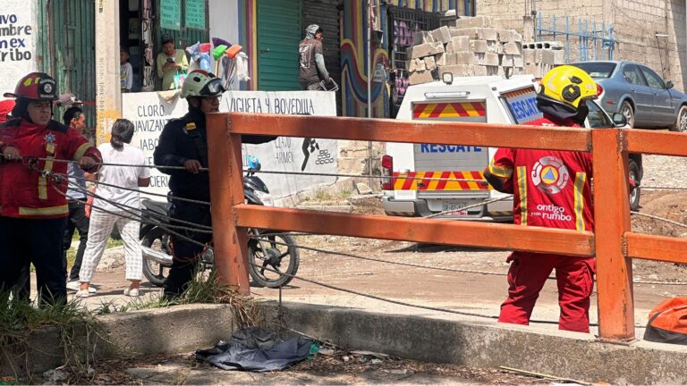 Extrae Protección Civil a un hombre que cayó en una barranca