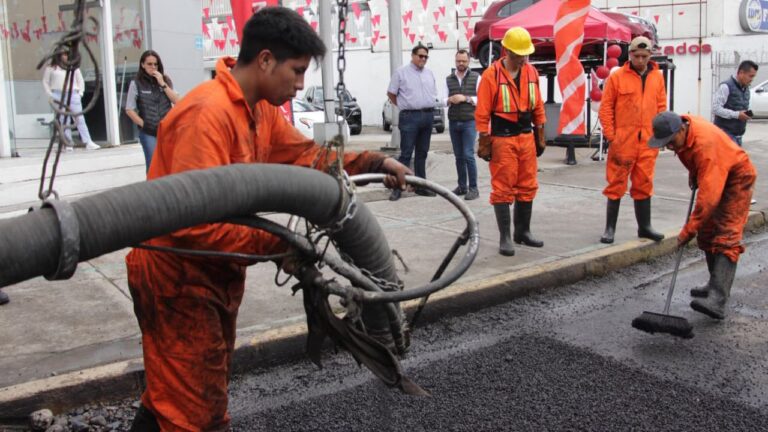 Fortalece Gobierno de la Ciudad la campaña Bacheando Puebla, suma maquinaria de bacheo en frío