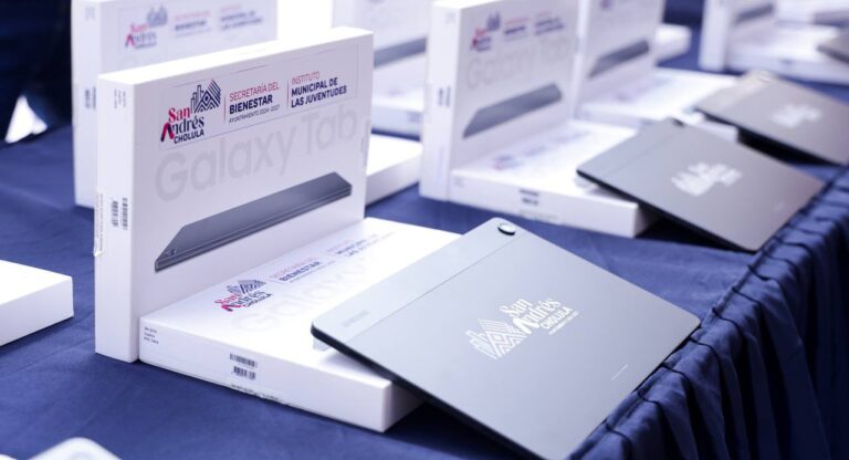 Entregan Lupita Cuautle tabletas a jóvenes de San Andrés Cholula