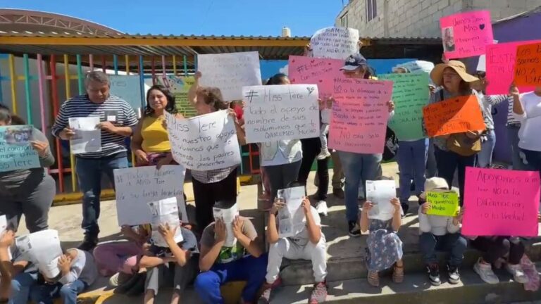 Padres de Familia del CAIC en Sanctorum exigen regreso de “la Maestra Tere”
