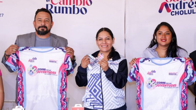 Presenta Lupita Cuautle playera y medalla de la carrera “Corre por las Juventudes 2025”
