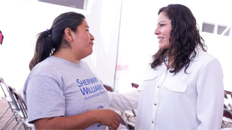 Entrega Lupita Cuautle apoyos alimentarios en coordinación con el SEDIF