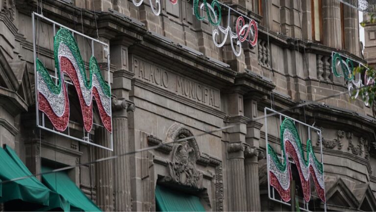 Instala Gobierno de la Ciudad adornos conmemorativos a las Fiestas Patrias