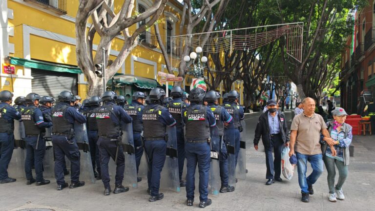 Ambulantes se enfrentan con personal del ayuntamiento de Puebla
