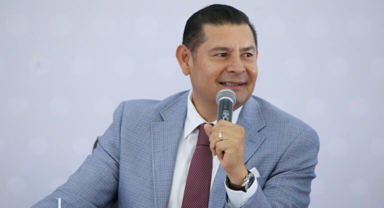 En Puebla, mega obras con humanismo acaban con mega saqueos: Armenta⁩