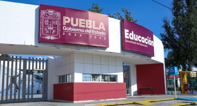 Manuel Viveros sostiene reunión con normalistas de Teteles