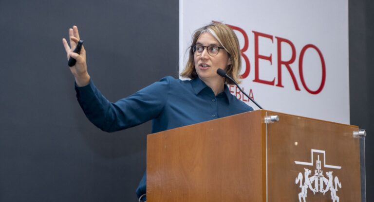 La revolución ciclista: Charlotte Guth brinda cátedra de movilidad sustentable en IBERO Puebla