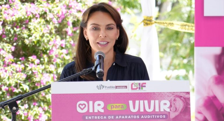 Entregan Pepe Chedraui y MariElise Budib aparatos auditivos a personas con discapacidad