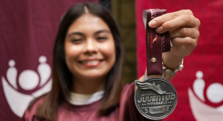 Presenta IJMP playera y medalla oficial de la Carrera “Juventud Imparable 2025”