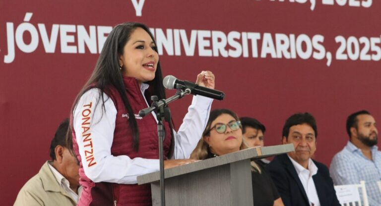 Entrega Tonantzin Fernández becas a jóvenes estudiantes y deportistas de San Pedro Cholula