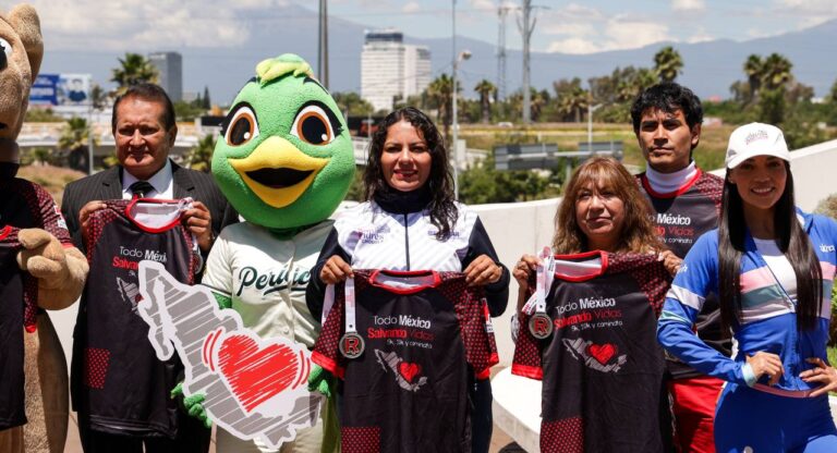 Presentan San Andrés Cholula y Cruz Roja Puebla playera y medalla de la Carrera Nacional ‘Todo México Salvando Vidas 2025’