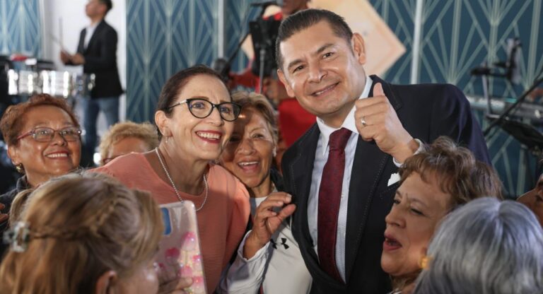 Con sensibilidad y cuidados, Gobierno de Puebla fortalece la paz en Casa del Abue