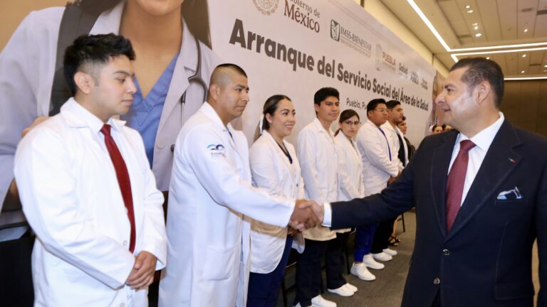 Gobierno de Puebla impulsa a jóvenes talentosos que cuidan salud de poblanos