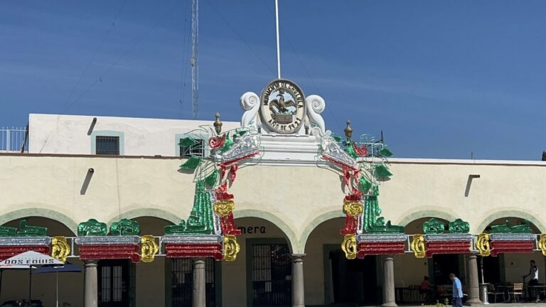 Banderas y ¡Viva México! decoran San Pedro Cholula