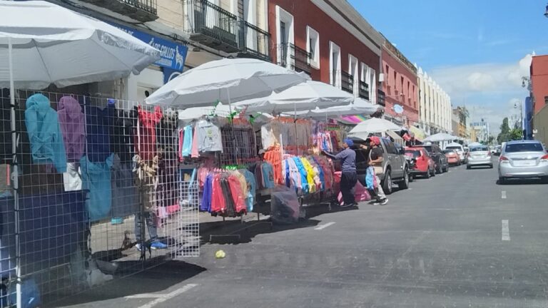 Seguirán los operativos para ordenar a los ambulantes en hospitales y universidades, no se detendrá