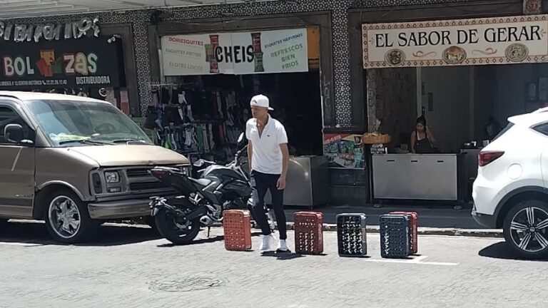 Locatarios continúan apartando lugares en el Centro Histórico 