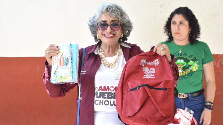 Continúa el programa Amoxtli entregando mochilas y kits escolares en San Pedro Cholula