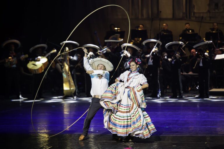 Ballet Folklórico de México de Amalia Hernández en el CCU Buap