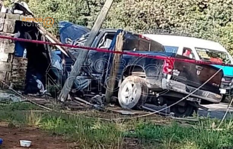 Camioneta se impacta contra vivienda en Zacatlán