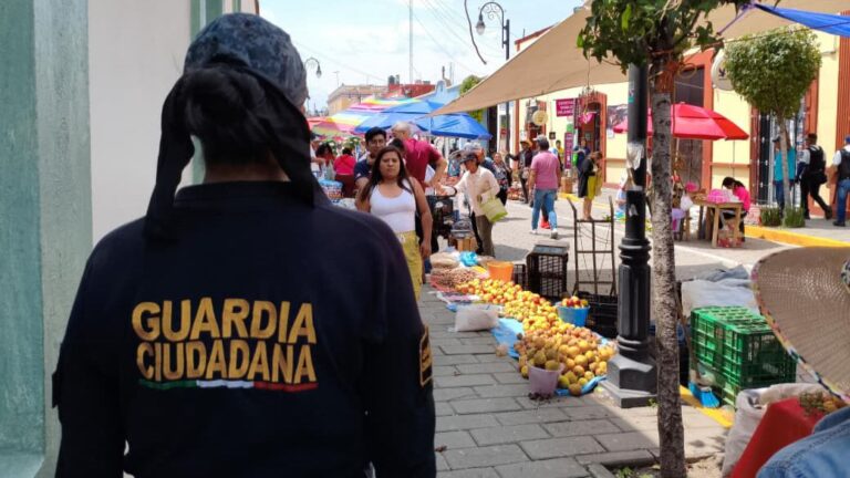 Comerciantes se instalan en la Plaza de la Concordia para el tradicional Trueque
