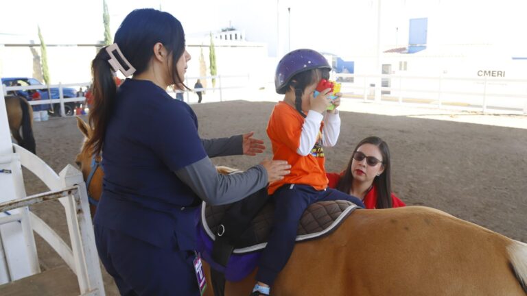 Firma SMDIF convenio de colaboración con Terapias Ecuestres México 