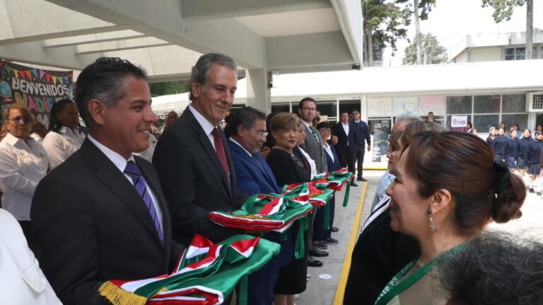 Encabeza Pepe Chedraui entrega de banderas en escuelas, juntas auxiliares e inspectorías