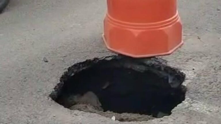 Aparece un socavón en Analco, vecinos piden ayuda para evitar accidentes