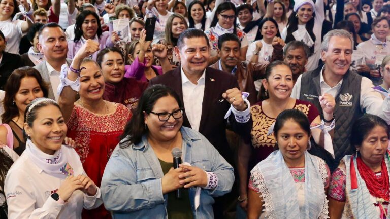 Puebla primer estado en crear la red de Mujeres Tejedoras de la Patria