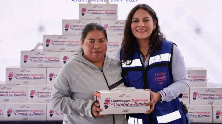 Beneficia Lupita Cuautle a 500 familias con entrega de focos ahorradores