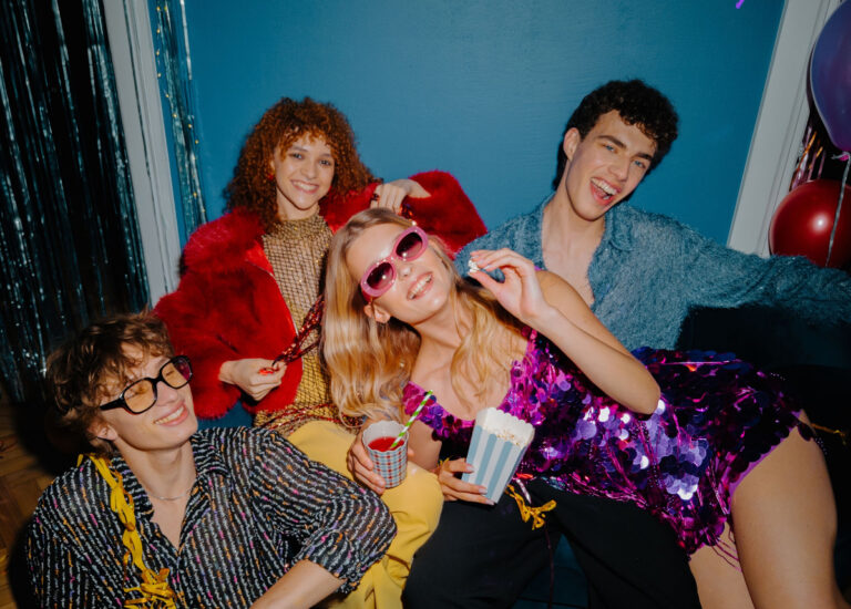 ¿Plan para esta noche? Un outfit increíble y el AI Party Phone en tu bolsillo