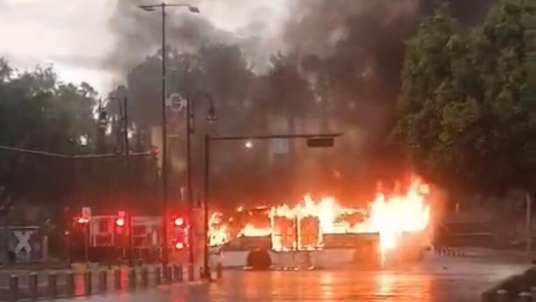 Presuntas “normalistas de Teteles” queman unidad de RUTA 