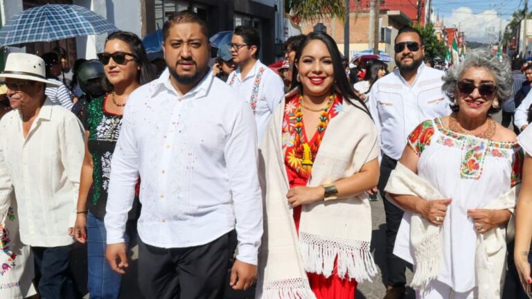Tonantzin Fernández encabeza el tradicional Desfile de Independencia