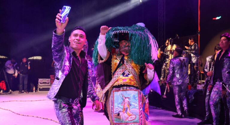 La vibra de Carnaval llega a la 75 Feria de Cholula con banda La Misteriosa