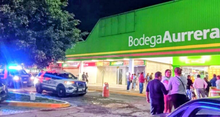 Asaltan Bodega Aurrera Xilotzingo, ladrones se llevan teléfonos celulares