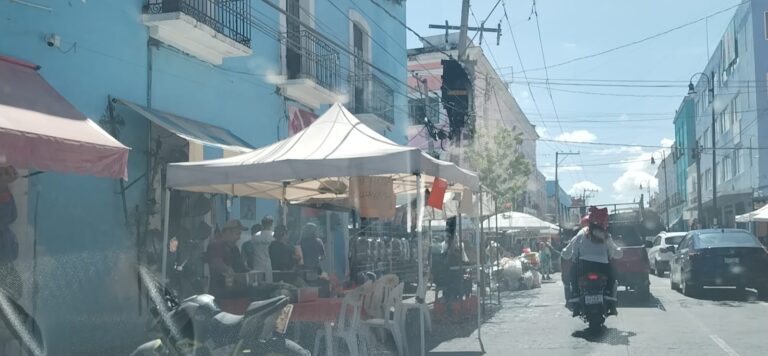 Ambulantes invaden cajones de parquímetros en el Centro Histórico