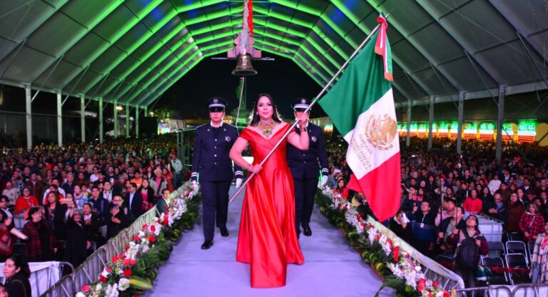 Tonantzin Fernández encabeza el Grito de Independencia en San Pedro Cholula
