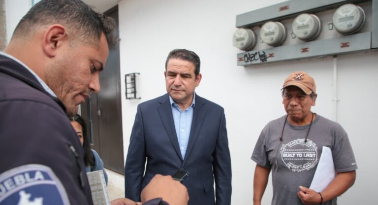 Gobierno de Puebla y empresarios cumplen compromisos; entregan primeros botones de alertamiento