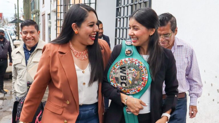 En compañía de Gaby “La Bonita” Sánchez, Tonantzin Fernández entrega becas a jóvenes deportistas y universitarios